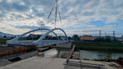 Prázdne miesto medzi dvoma brehmi Vážskeho kanála vyplnila nová mostná konštrukcia